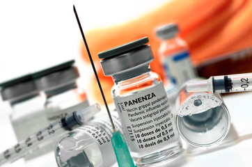 vaccin grippe saisonnière,aiguilles et flacons
