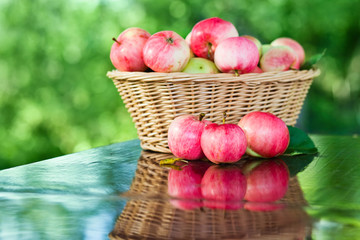 Fototapeta na wymiar apples in basket