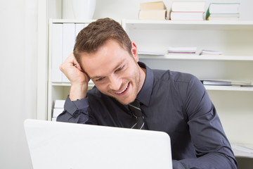 Mann glücklich im Büro