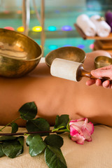 Frau bei Wellness und Klangschalen Massage