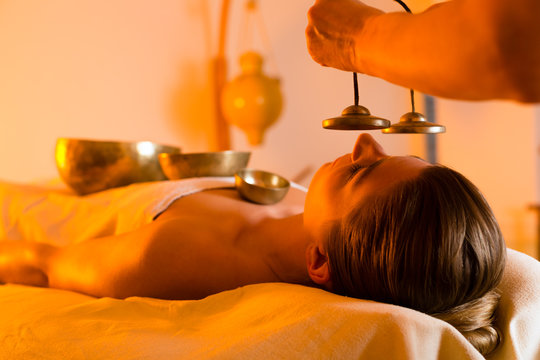 Frau bei Wellness und Klangschalen Massage