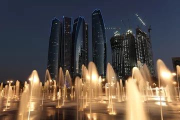 Crédence de cuisine en verre imprimé moyen-Orient Gratte-ciel à Abu Dhabi au crépuscule, Emirats Arabes Unis