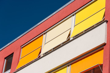 Fassade mit farbenfrohem Sonnenschutz