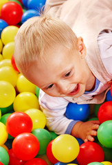 Fototapeta na wymiar Dziecko w kolorowe kulki.