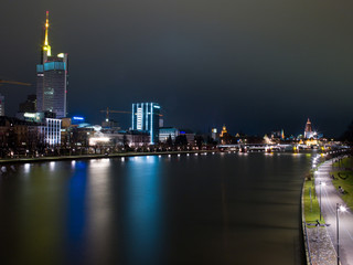 Fototapeta na wymiar embankment and skyscrapers in Germany