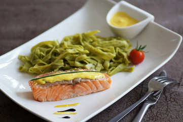 pavé de saumon sauce hollandaise et pâtes 3