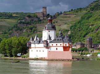 Fototapeta na wymiar Mittelrheintal - Ren z zamkiem