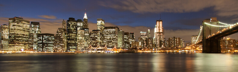 Fototapeta na wymiar Wieczoru skyline Manhattanu od strony Brooklyn, Nowy Jork, USA