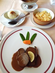 Sauerbraten mit Knödel und Spätzle