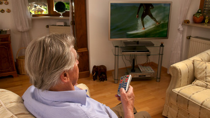 Senior beim fernsehen 16:9