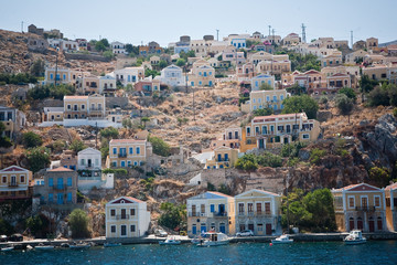 Fototapeta na wymiar Grecja Wyspa Symi Dodecanesse. Kolorowe domy