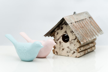 小鳥の置物と巣箱