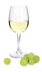 Weinglas mit Weisswein und Weintrauben davor