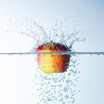 Apfel fällt in Wasser