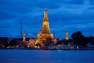 Fototapeta premium Twilight view of Wat Arun during sunset in Bangkok