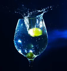 Rolgordijnen Scheutje water in een glas druif © ninell