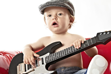 kleines kind mit mütze und gitarre