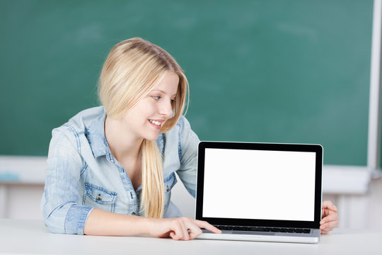 studentin zeigt etwas am laptop