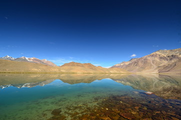 Fototapeta na wymiar Odbicie Góry na jezioro