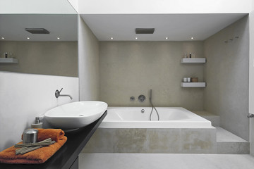 bagno moderno con vasca da bagno