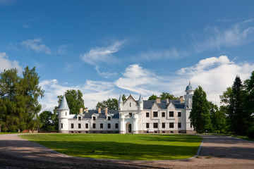 Fototapeta na wymiar Stary mały biały zamek w południowej Estonii.