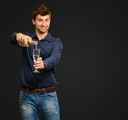Fototapeta na wymiar Młody Człowiek wylewanie szampana