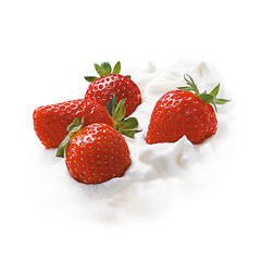 Frische Erdbeeren auf Sahne