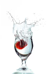 Crédence de cuisine en verre imprimé Éclaboussures deau Fraise, éclaboussures dans un verre d& 39 eau, fond blanc