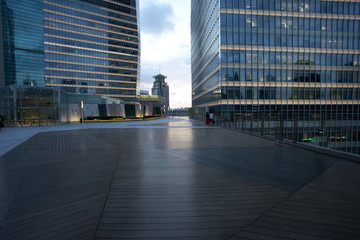 Obraz premium Platforma przed budynkiem biurowym lujiazui