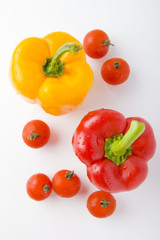 上から見たパプリカとトマト