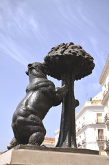 Niedźwiedź i drzewo poziomkowe w Madrycie, Hiszpania © Darios