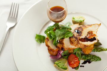 Filet z kurczaka podany na szparagach z kremem balsamicznym