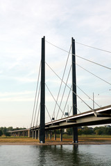 Fototapeta na wymiar Rheinkniebrücke