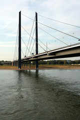 Fototapeta na wymiar Rheinkniebrücke