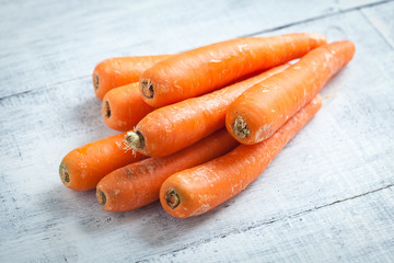 Zanahorias en un fondo blanco - 45038466