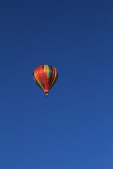 Montgolfière et ciel bleu