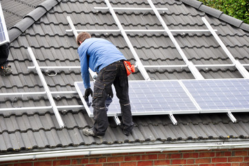 Solaranlage wird aufs Dach montiert