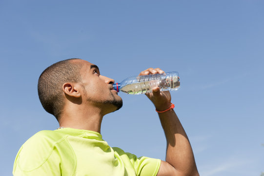 Sport au parc - boire de l'eau &agrave; la bouteille