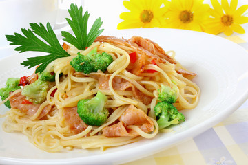Pasta with ham and broccoli