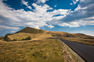 Fototapeta na wymiar Droga w górach. Droga asfaltowa w Rumunii Karpat