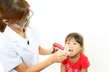 検査を受ける患児