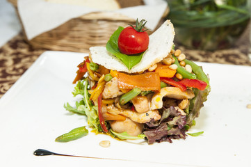 теплы салат из мяса и овощей