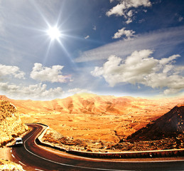 Sand-Wüste: Straße am Rande der Sahara