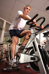 Mann im Fitnessstudio