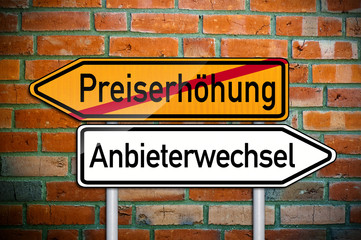 Wegweiser auf Ziegelsteinwand mit Preise und Anbieter