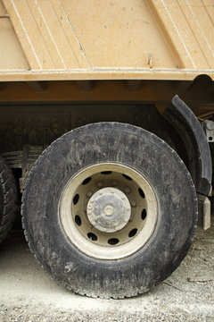 Truck wheel