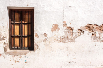 Fototapeta na wymiar Stare ściany i okna