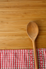 Kochlöffel auf Holz