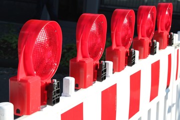 Signalleuche auf Baustellenabsperrung