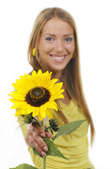 Junge hübsche Frau mit Sonnenblume